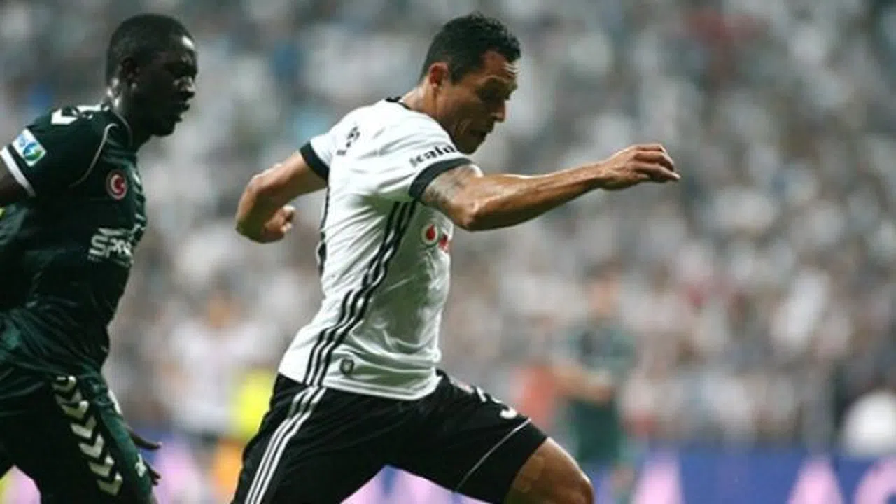 Adriano Fenerbahçe derbisinde yok