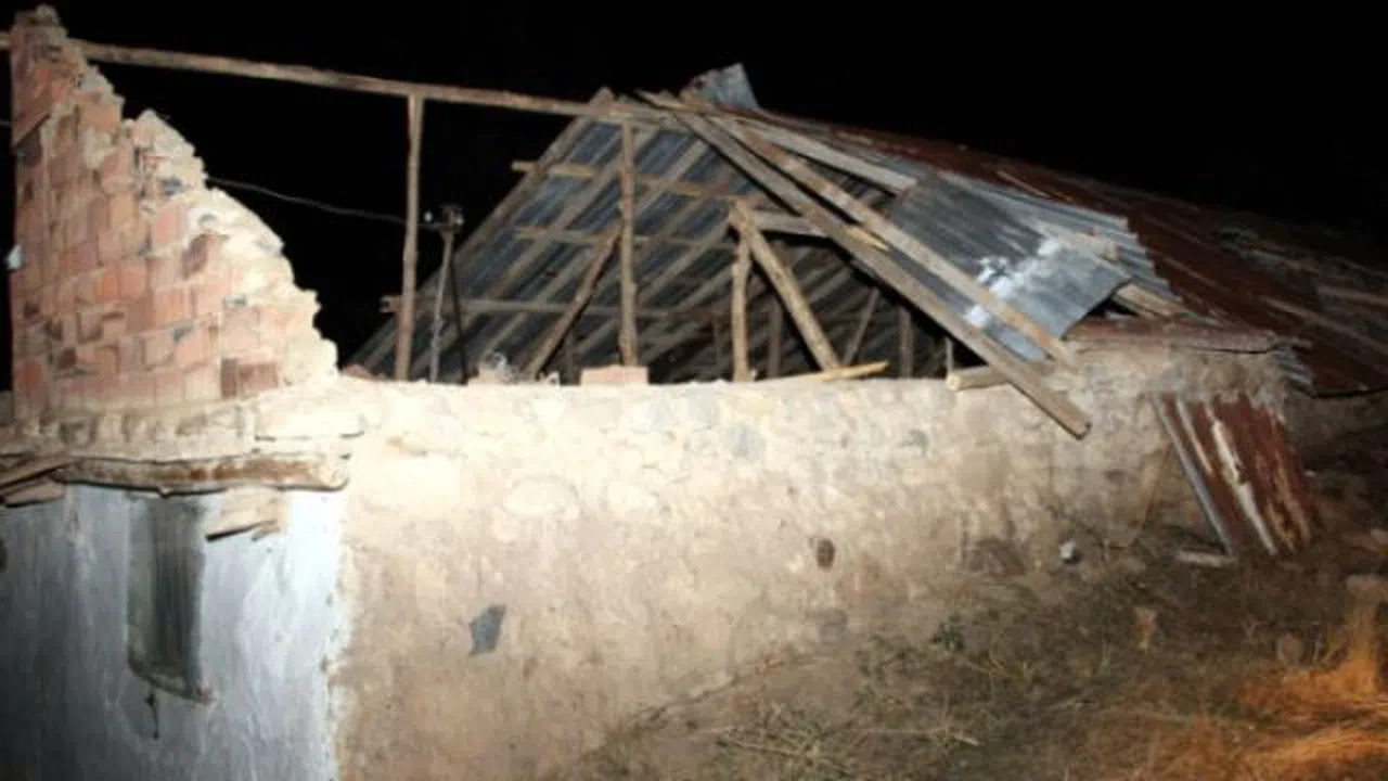 Yozgat'ta Rüzgar Hortuma Dönüştü Ev Çatıları Uçtu