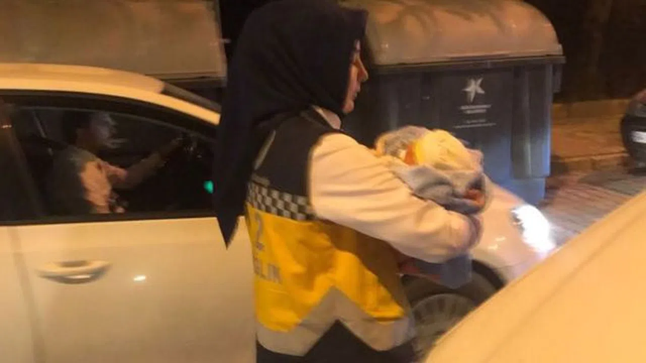 Vicdansızlar yeni doğan bebeği poşetle çöpe attı