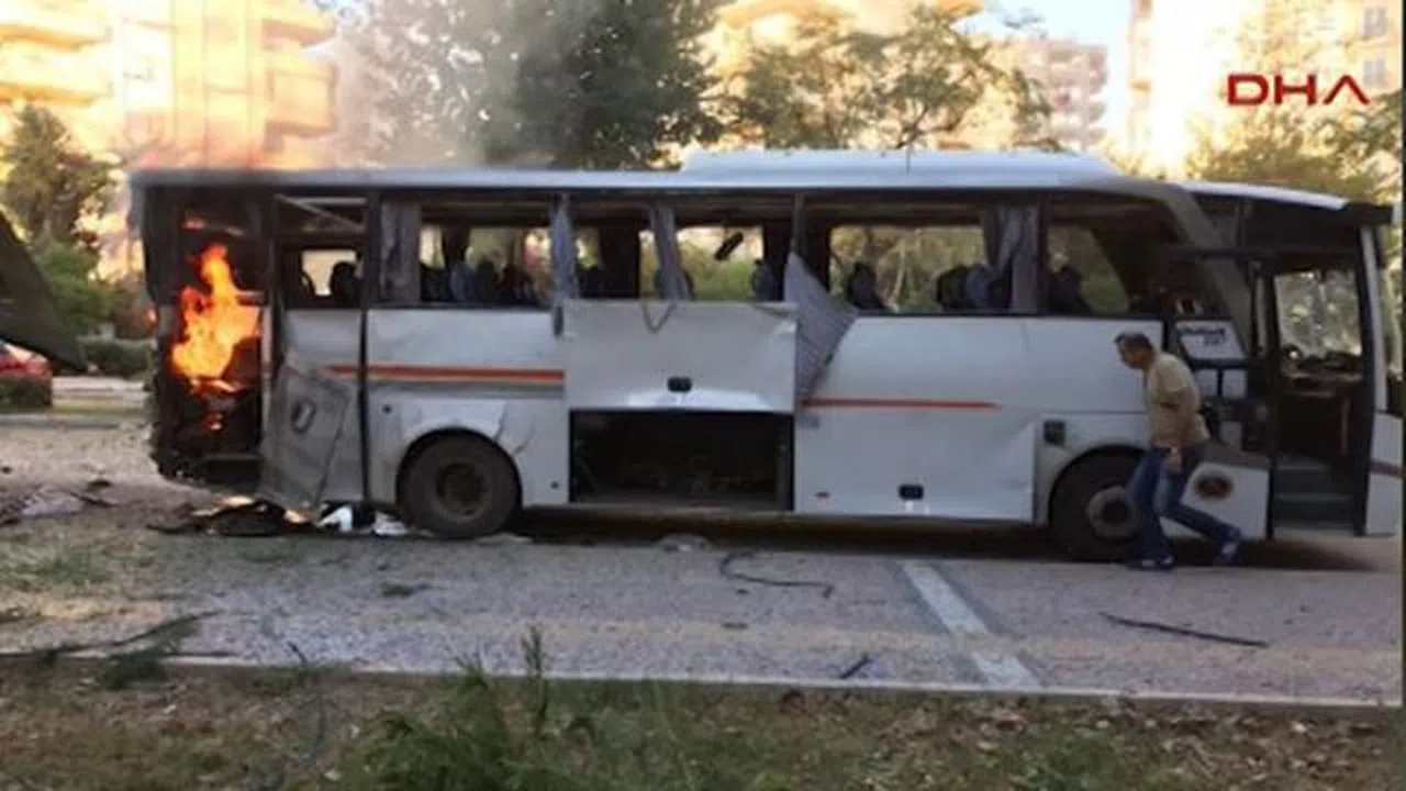 Mersinde polis servis aracı bombalandı