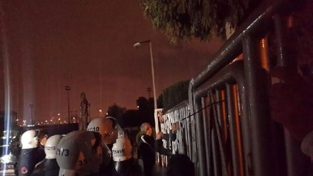 Takıma sinirlenen Karşıyaka taraftarı tesisleri bastı