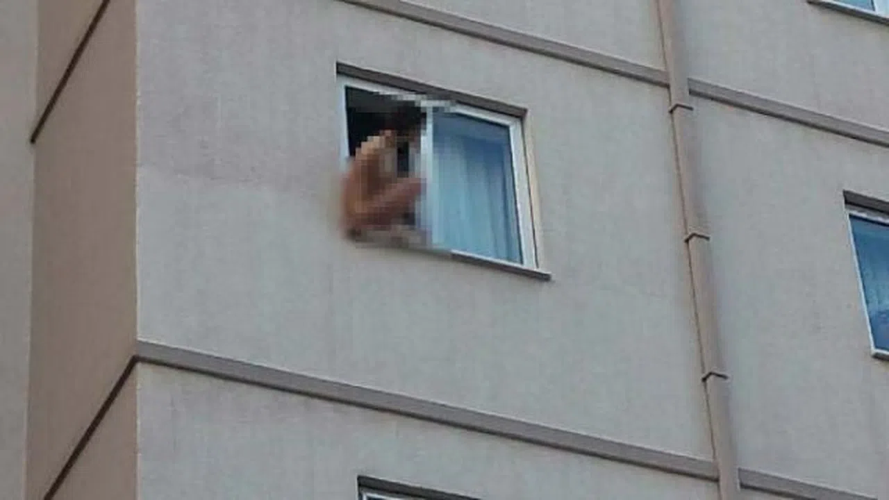 Sevgilisini Bıçakladı Cama Çırılçıplak Çıktı!