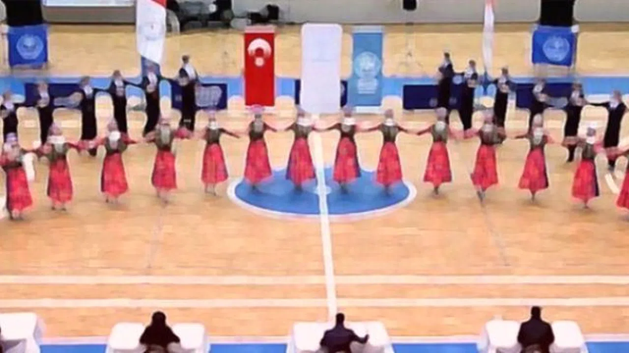 Macaristan'a iltica eden halk oyunu ekibinin FETÖ'cü olduğu iddia edildi