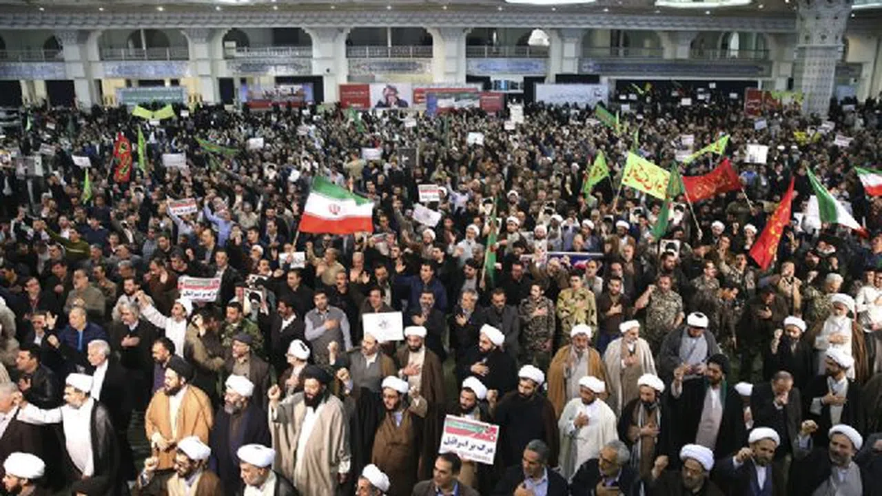 İran'da çatışmalar şiddetlenerek devam ediyor