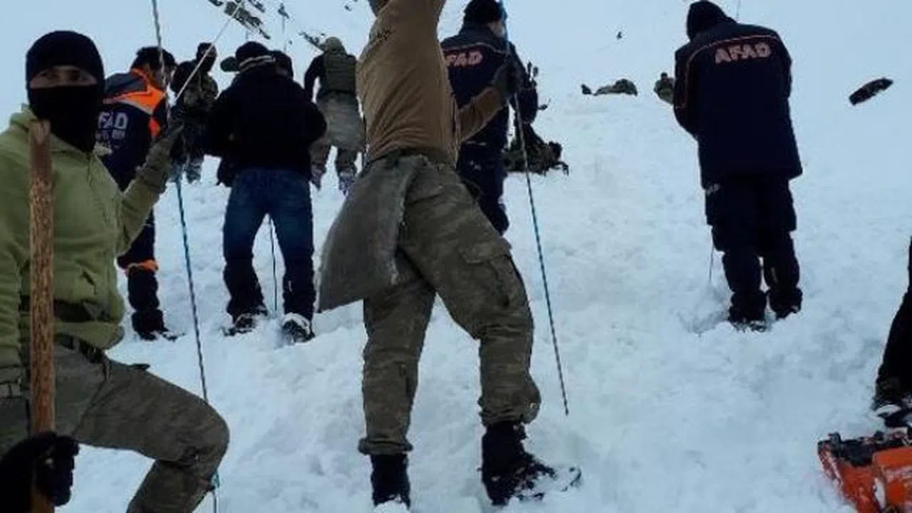 Operasyona giden askerlerin üzerine çığ düştü