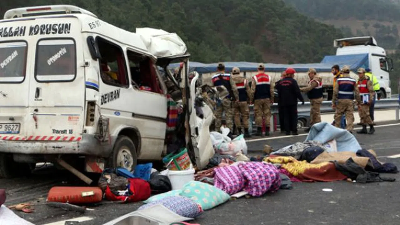 Kahramanmaraş'ta minibüs kamyonun altına girdi
