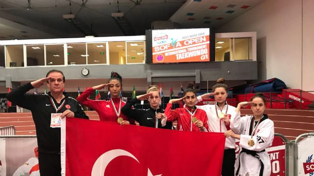 Tekvando’cularımız madalyalarla döndü, Mehmetçiğe selam çaktı