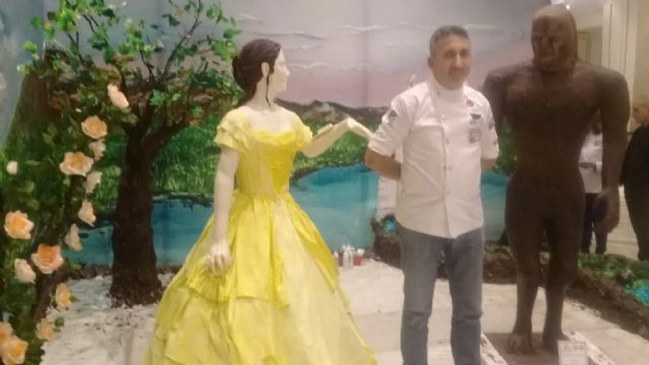 100 kiloluk pastadan heykelleri afiyetle yediler