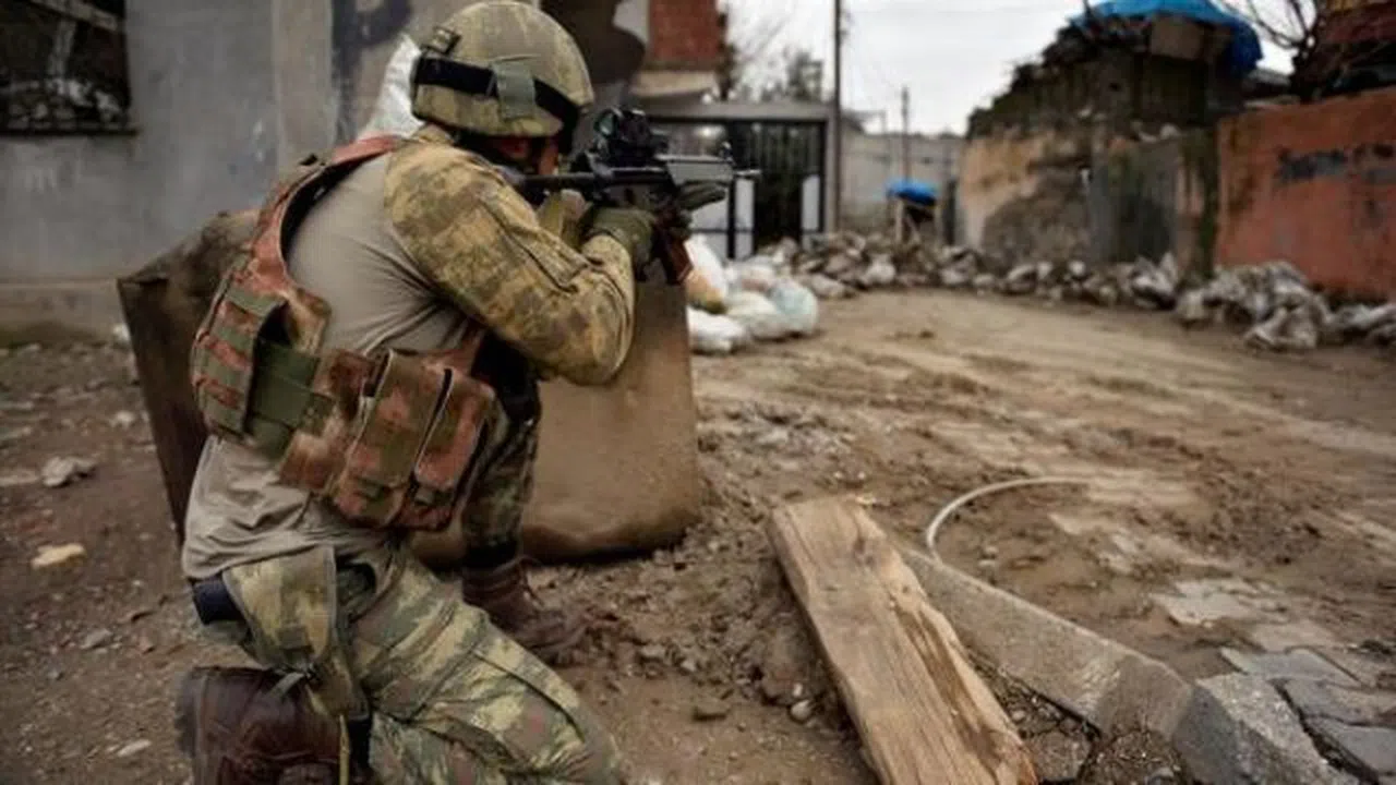 Komandolar Afrin'e girdi. Mehmetçik teröristlere nefes aldırmıyor
