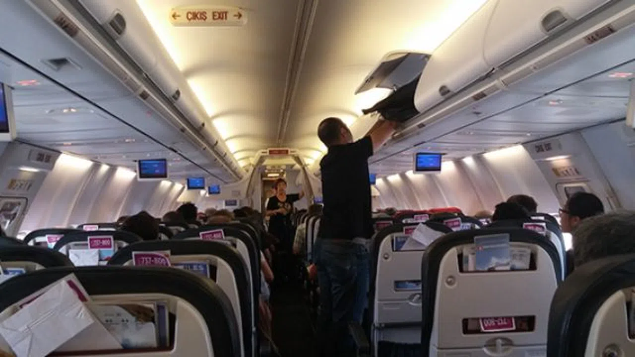 TGS personeli uçakta bulduğu serveti görevlilere teslim etti