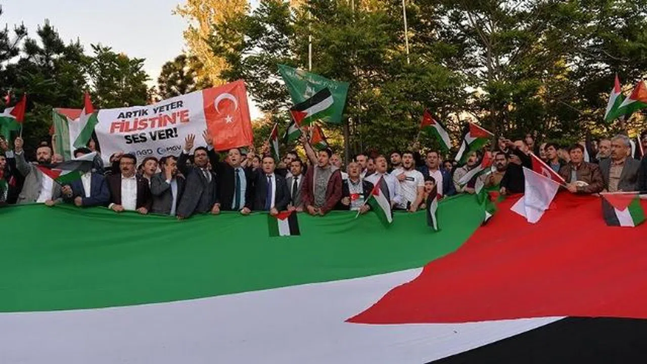 Beyoğlu’da İsrail'i protesto ettiler