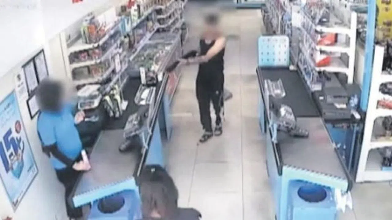 Sultangazi'de iki sevgili pompalı tüfekle market soydu