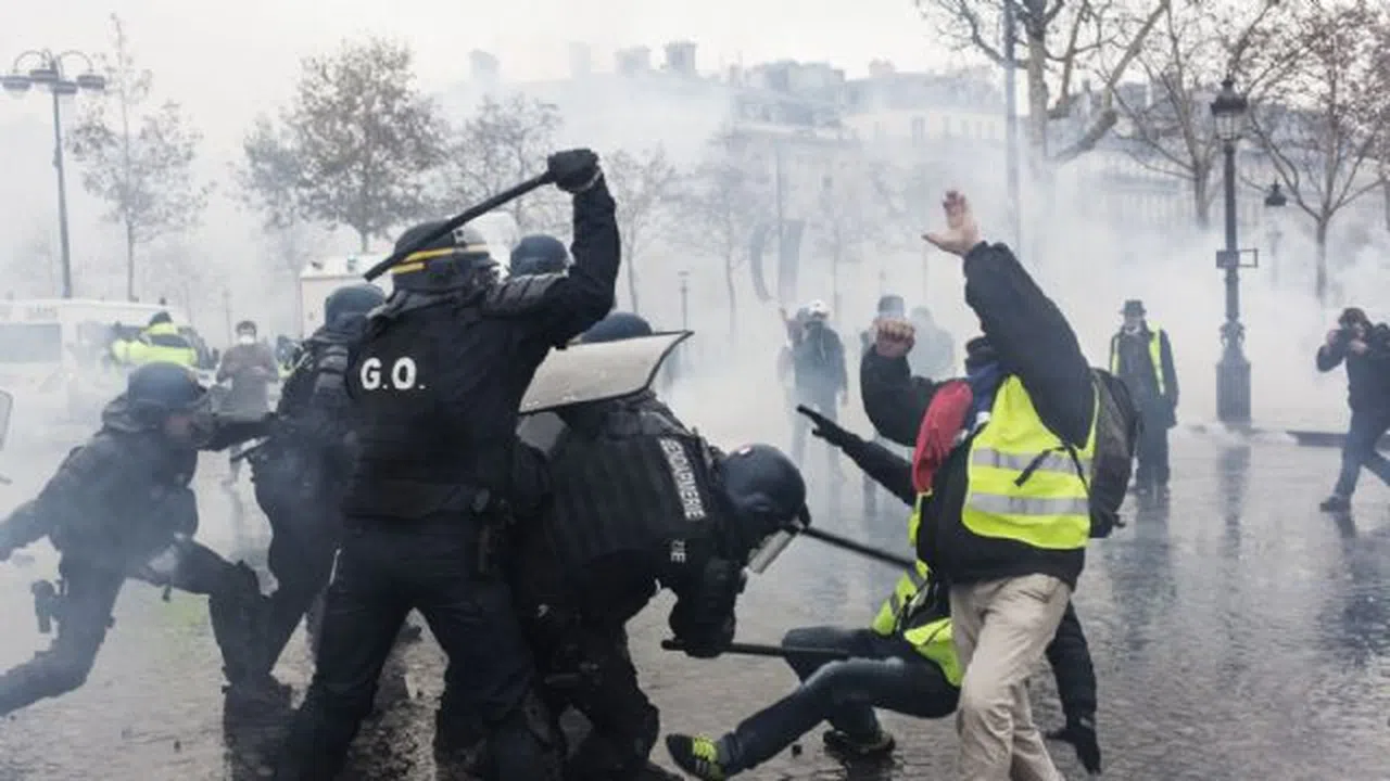 Macron Sarı Yelekliler ile masaya oturmaya hazırlanıyor