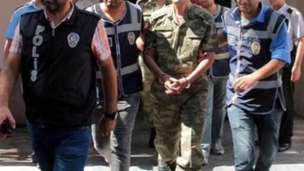 TSK'da yapılanan FETÖ'cülere şafak operasyonu
