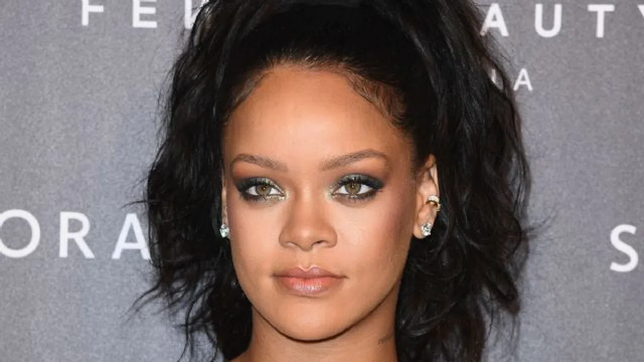 Rihanna babasını mahkemeye verdi