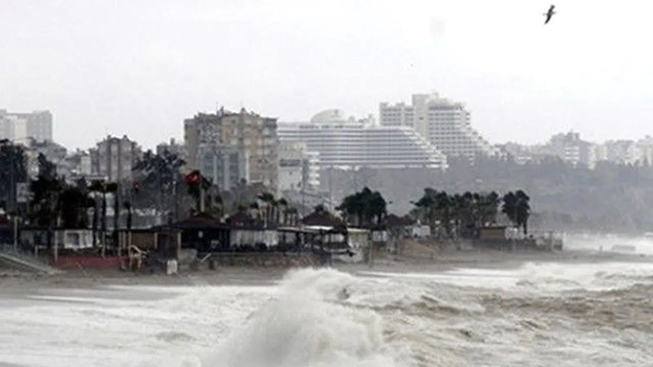 Antalya'da okullara hortum tatili!