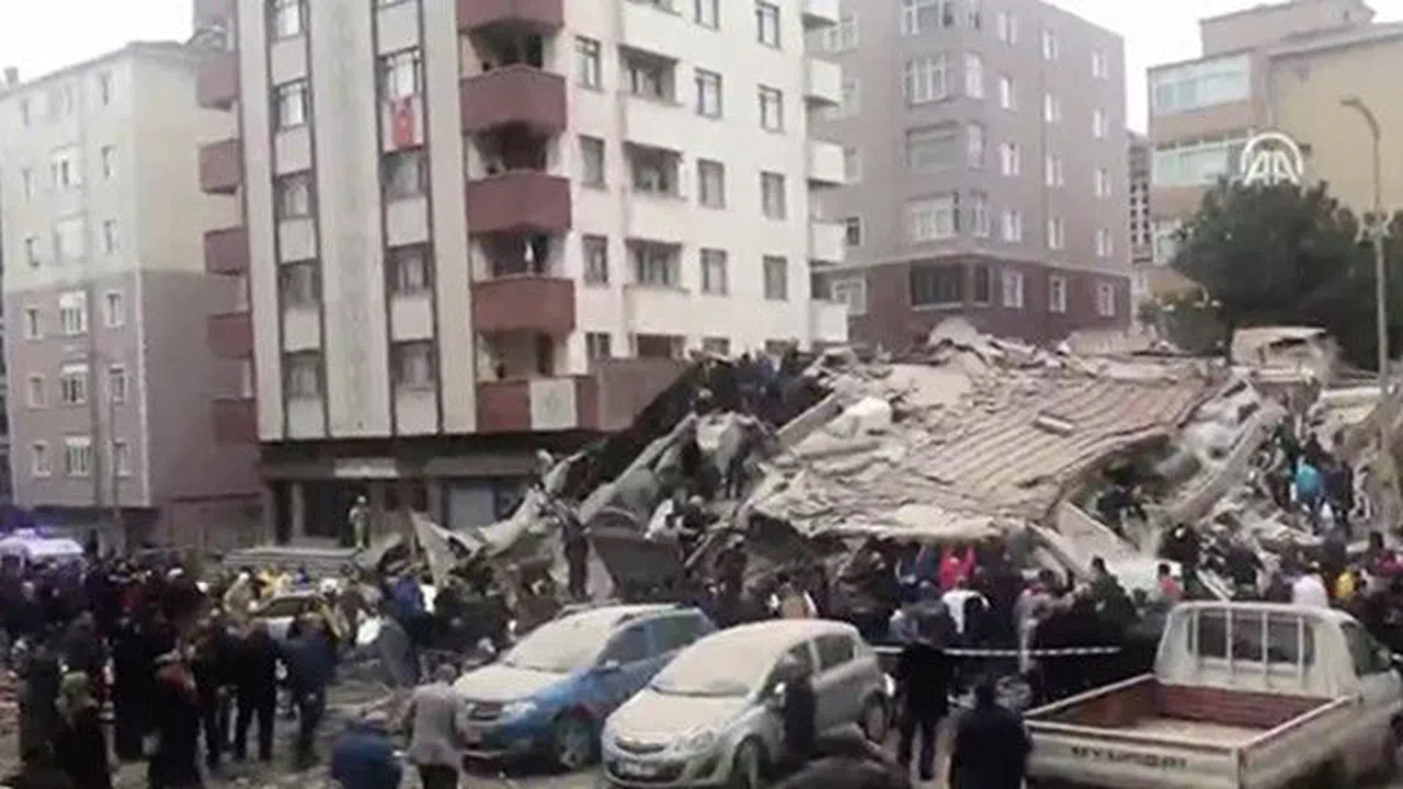 İstanbul Valisi'nden çöken bina hakkında açıklama