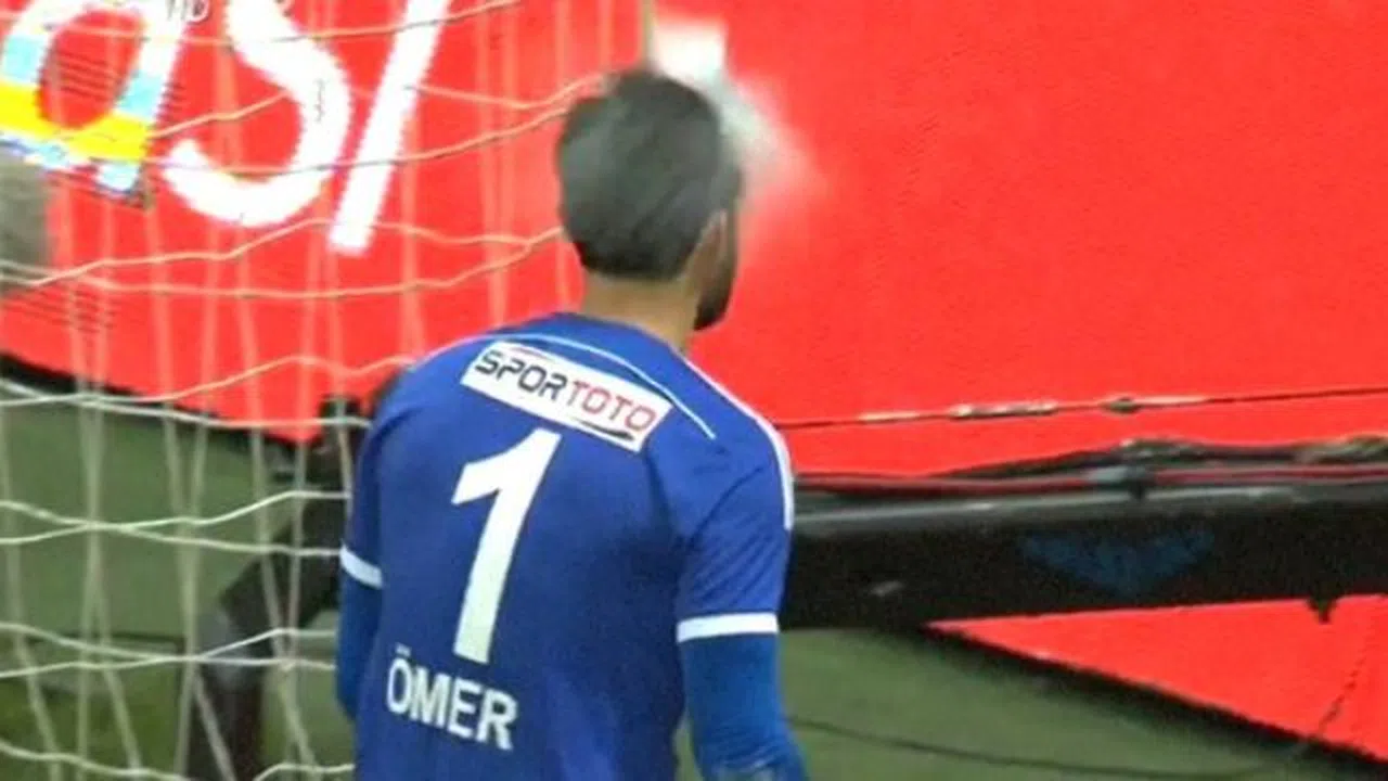 Hataysporlu kalecinin kafasına su şişesi!