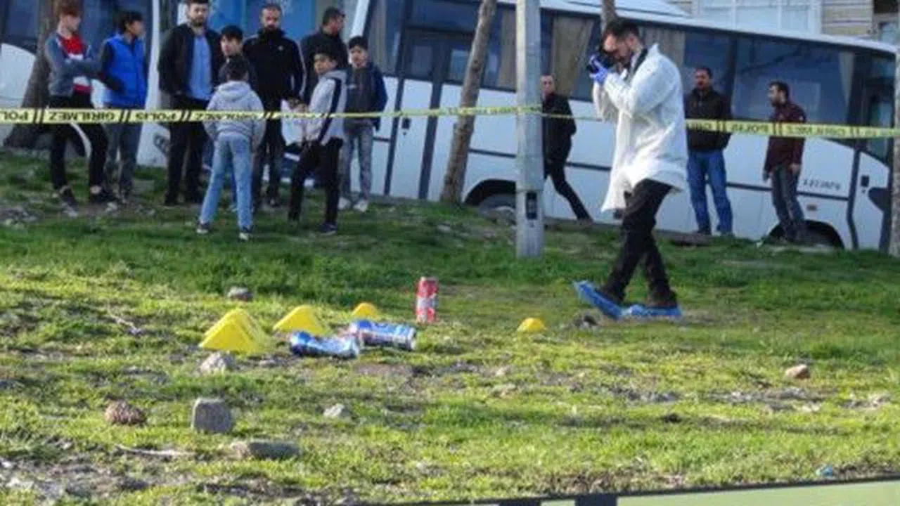 Sohbet esnasında başından vurdu!