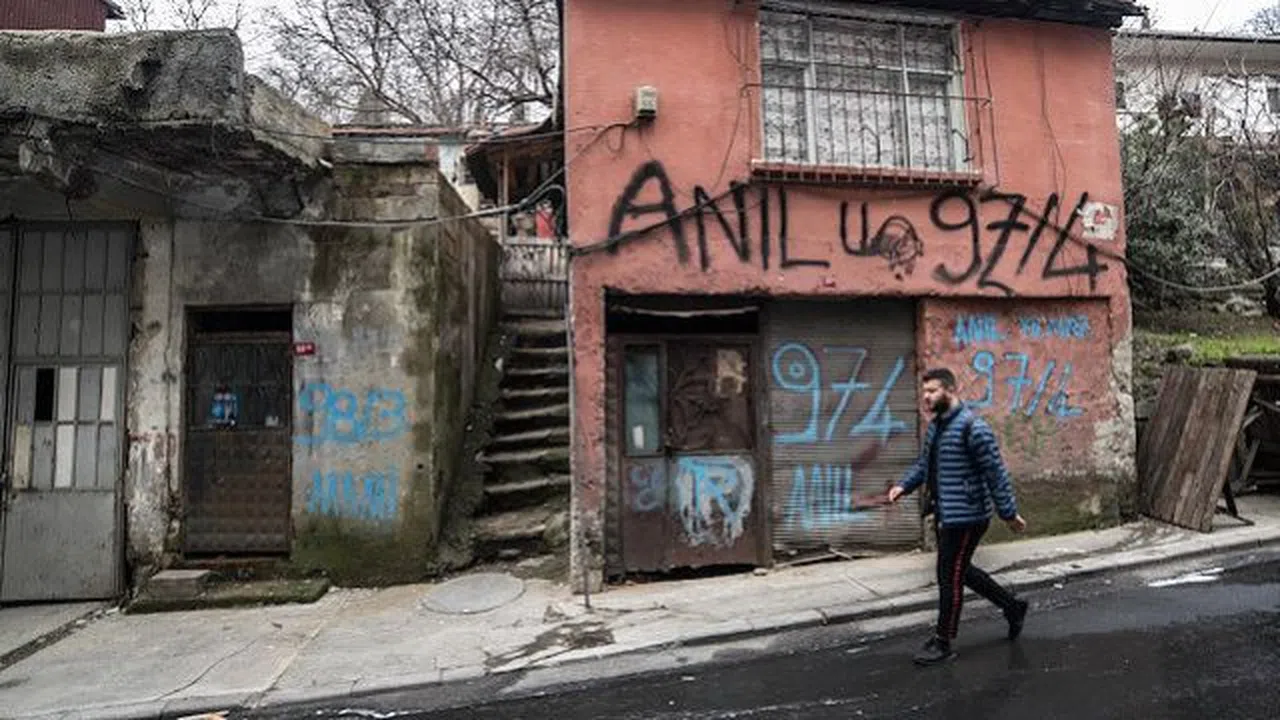 Hasköy'de her gece her kapıya para dolu zarf!