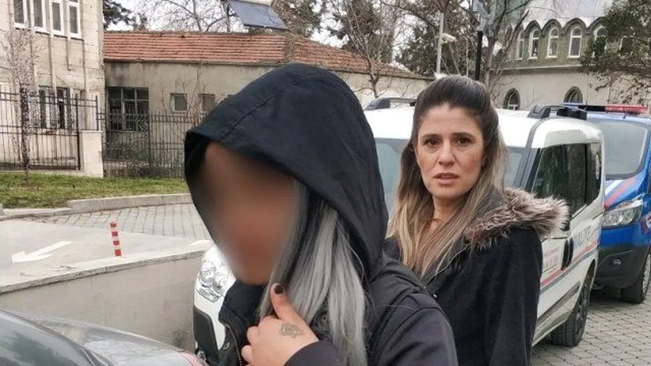 17 yaşındaki genç kızın çantasında 2 tabancı çıktı