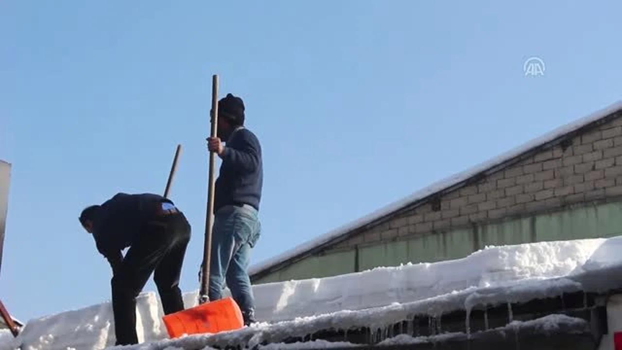 Kar temizleyerek ekmek kazanıyorlar!