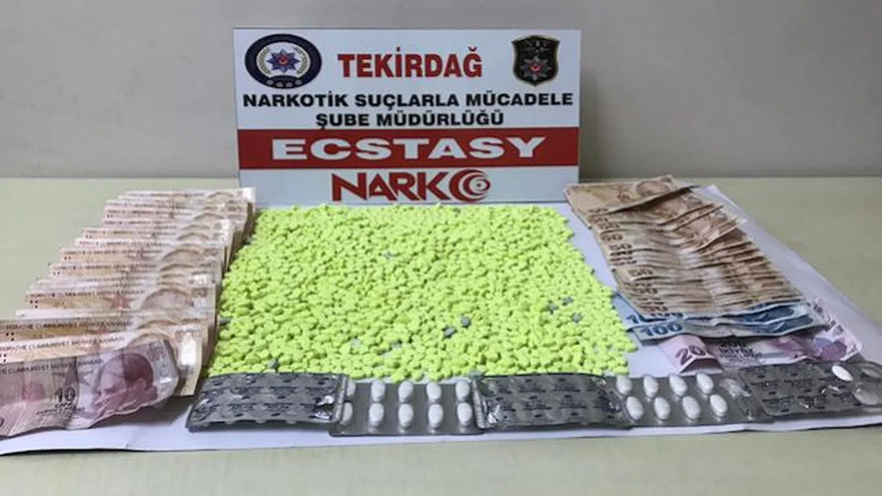 Uyuşturucu satıcısı otogarda yakalandı