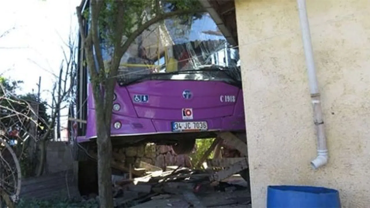 Halk otobüsü gecekonduya çarptı