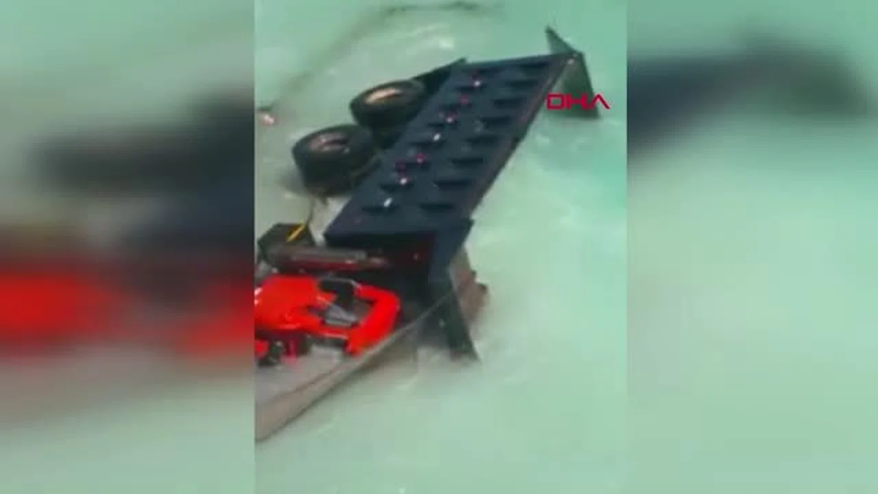 Kamyon denize uçtu, sürücü son anda kurtarıldı