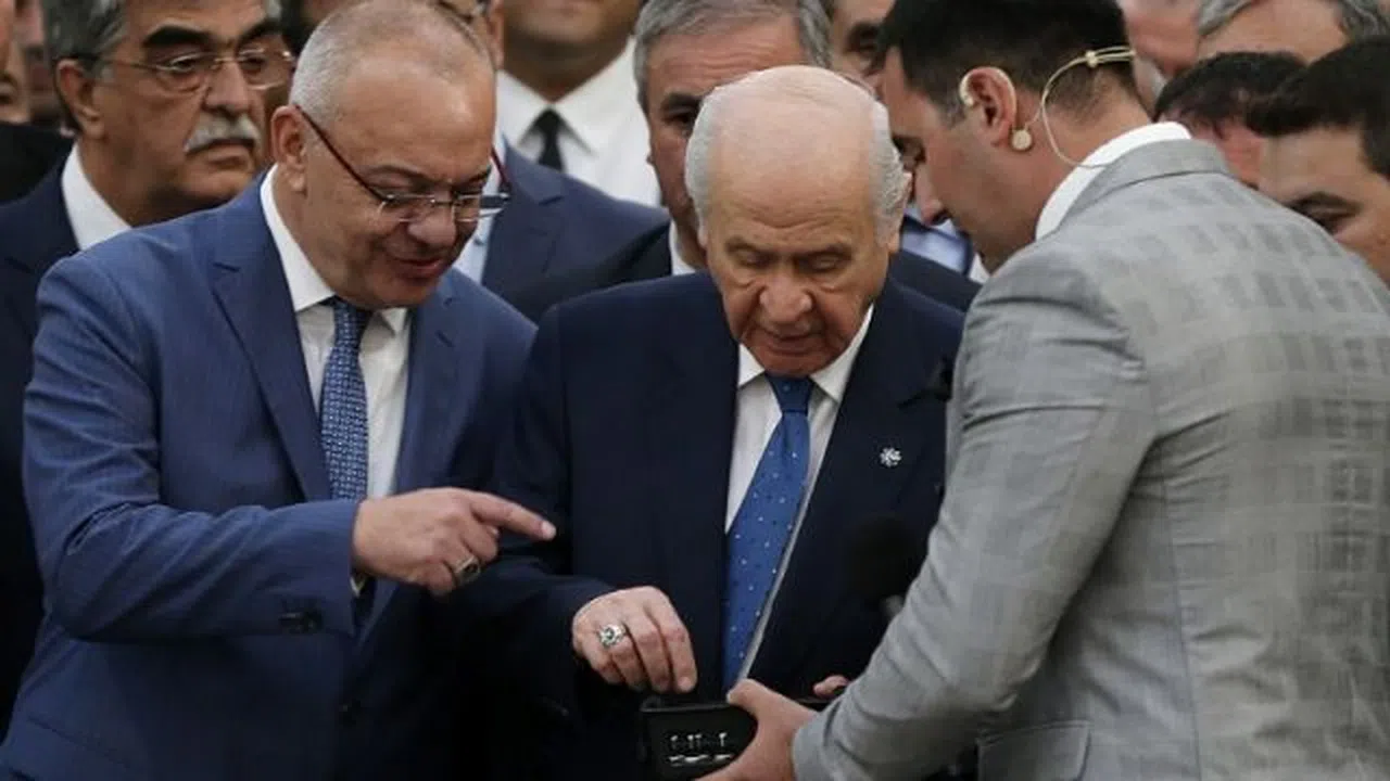 Bahçeli'nin miting yaptığı meydanın yakınındaki şüpheli poşetten çöp çıktı