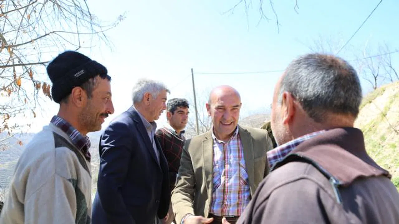 İzmir Büyükşehir Başkanı Tunç Soyer en düşük oy aldığı mahalleyi ziyaret etti