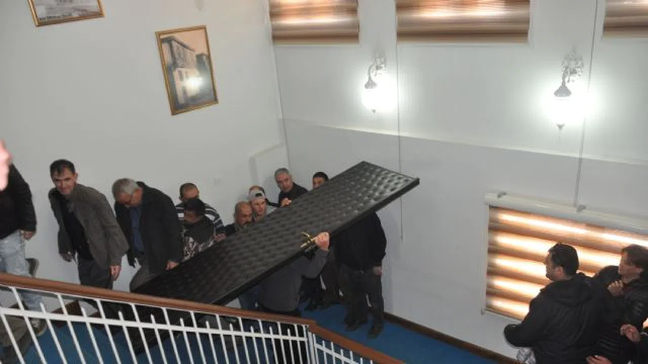 Belediye Başkanı makam odasının kapısını söktürdü