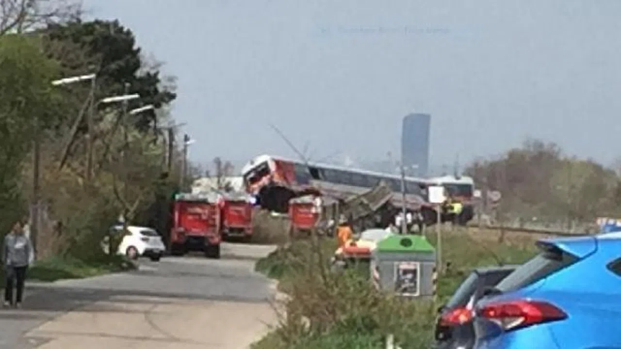 Avusturya'da tren tıra çarptı: 15 yaralı