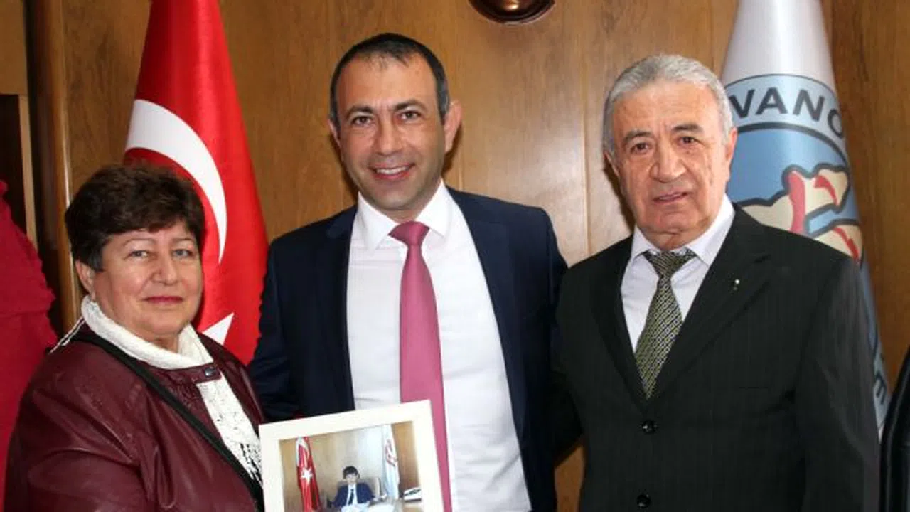 32 yıl önce 23 Nisan'da oturduğu koltuğa başkan olarak geri döndü