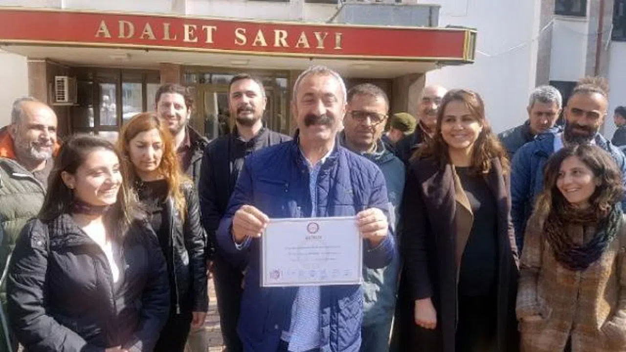 Tunceli'de TKP'li Fatih Maçoğlu mazbatasını aldı, sokak hayvanlarını unutmadı