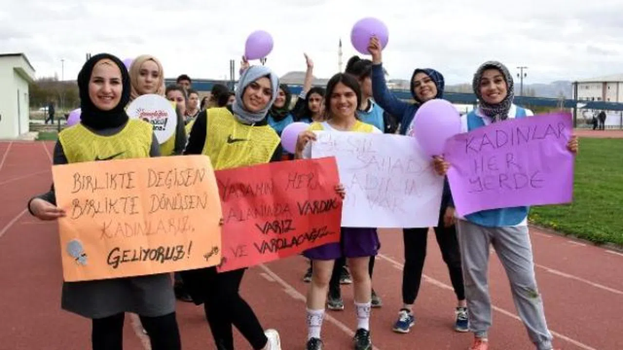 Van'da kadın öğrenciler cinsiyetçi spor algısını yıkmak için sahaya çıktı