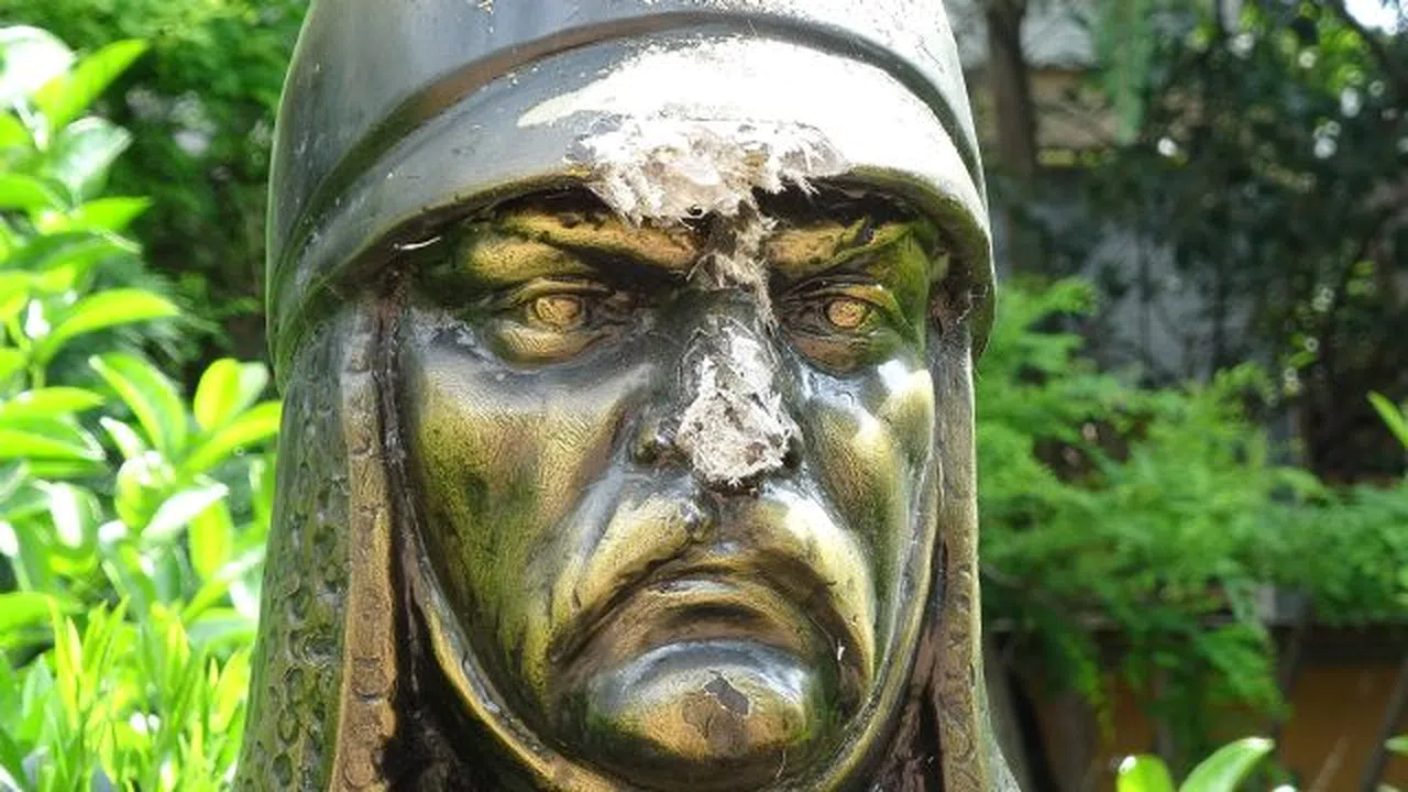 Maçka Parkı'nda büstlere baltayla saldırdı