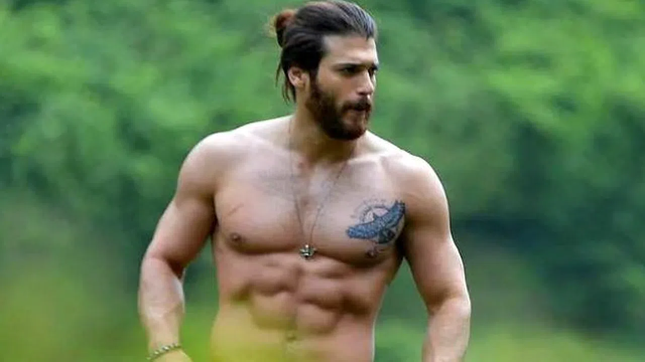 Can Yaman'dan bacak şov