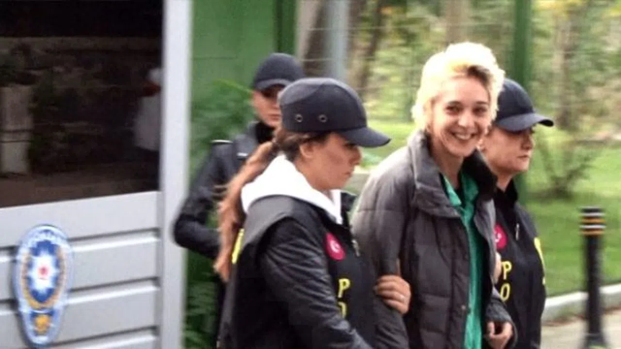 Beşiktaş'ta başörtülü öğretmene saldıran kadın tutuklandı