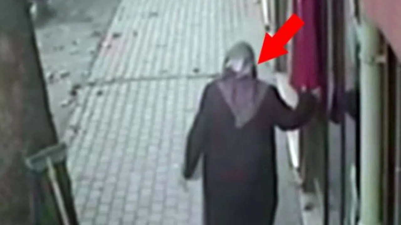 Türk bayrağını öpen yaşlı kadın sosyal medyada