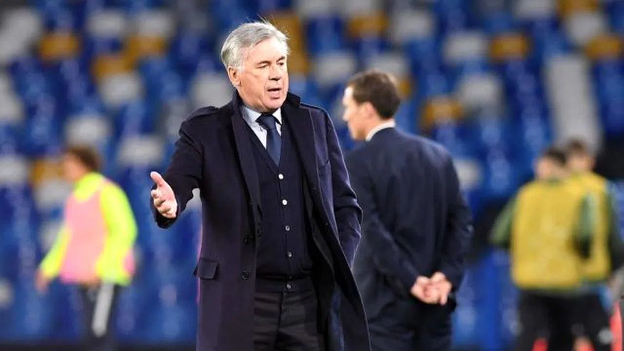 Napoli'de Carlo Ancelotti kovuldu