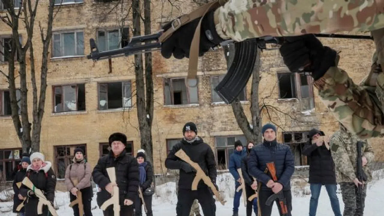 Topyekun Savaş, Halka Silah Dağıtılıyor
