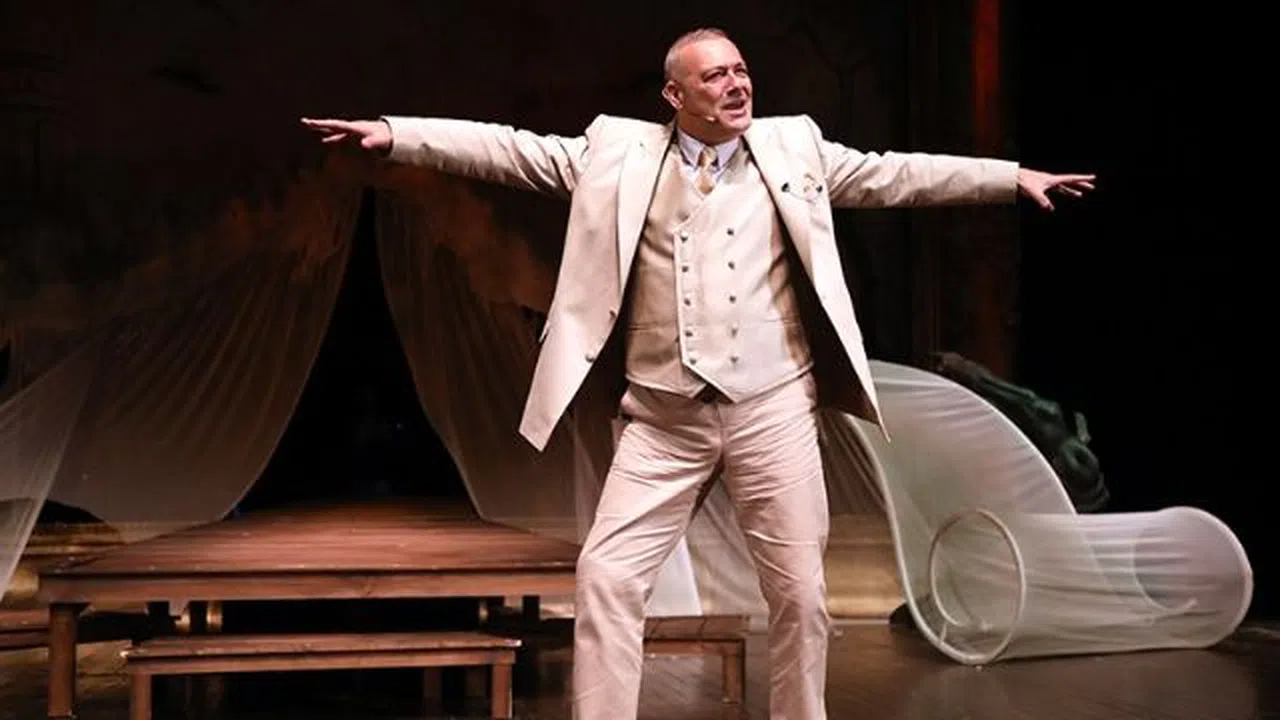 Levent Üzümcü'nün Şehir Tiyatrolarına Dönüşü Muhteşem Oldu