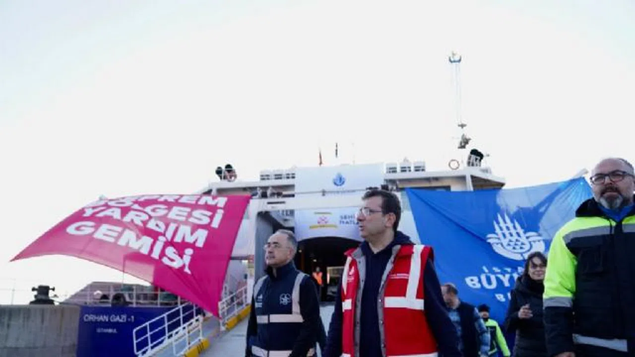İBB'nin Yardım Gemileri İskenderun'a Ulaştı
