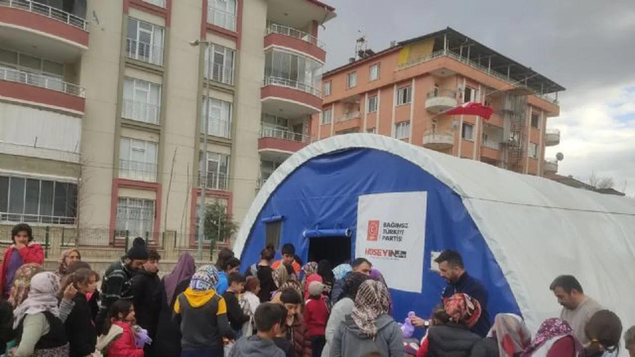 Kızılay'ın 140 bin'e sattığı çadırı, 32 bin liraya kurdular