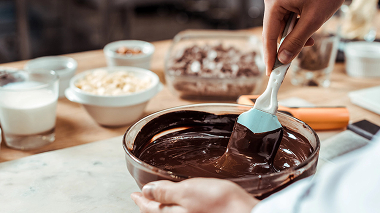 Ev Yapımı Çikolata, Tatlı Sanatın Sırları ve Pratik Tarifler