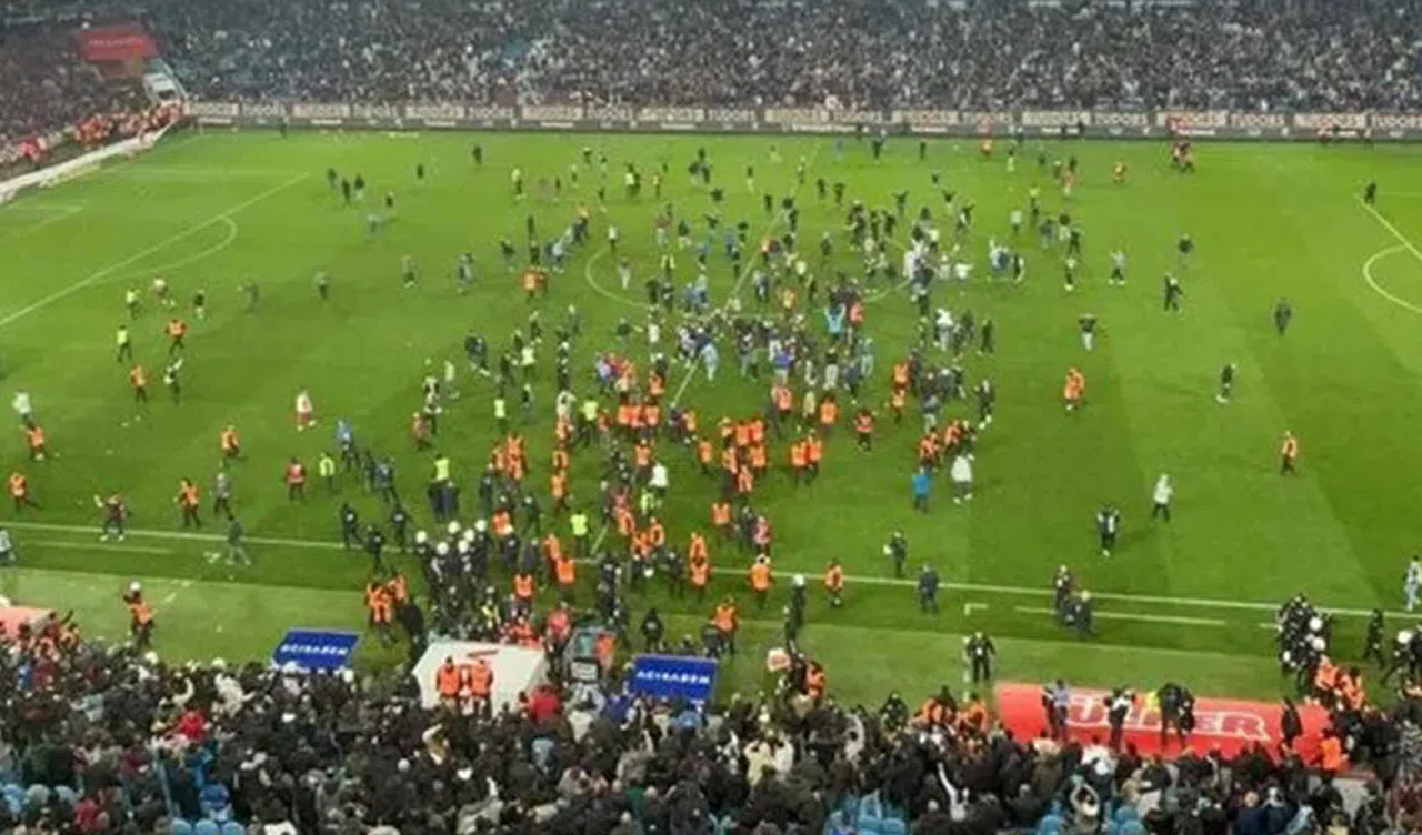 Trabzonspor-Fenerbahçe Maçı Sonrası Sahaya Saldırı