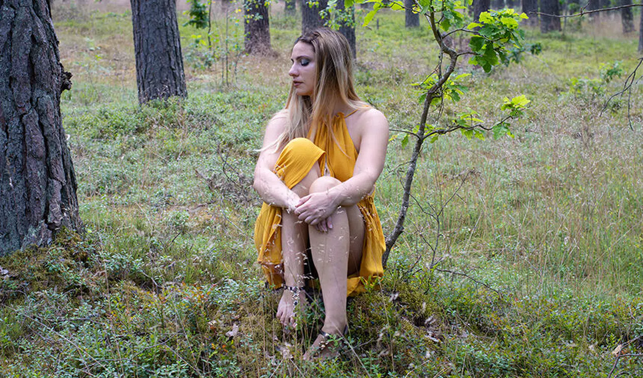 Nepal Dağlarında Tek Başına Yürüyen Kadın