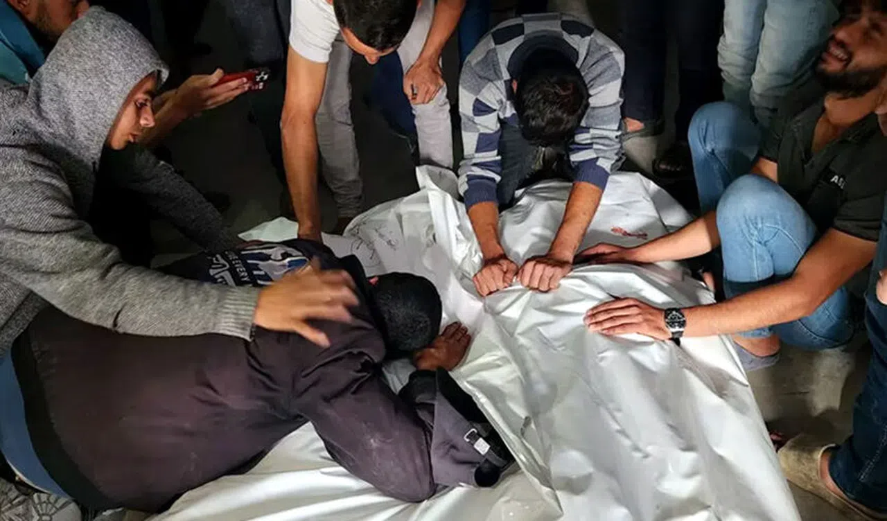 Katil İsrail Refah'a Yine Bomba Yağdırdı