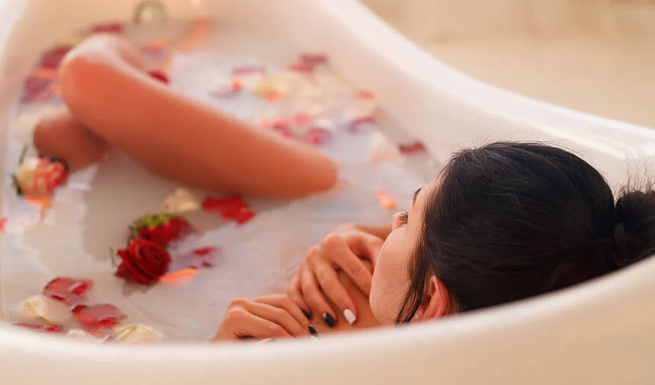 Esansiyel Yağlarla Zenginleştirilmiş Aromatik Banyo Deneyimi